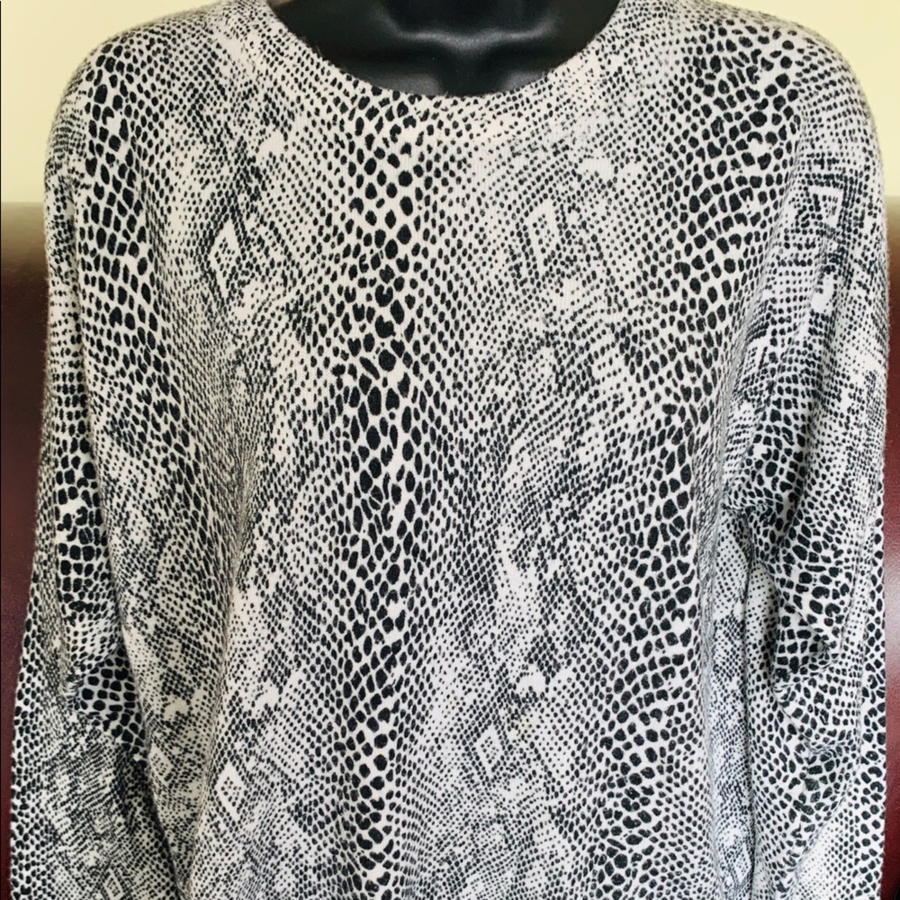 Black & white phyton print top Long sleeves L - XL